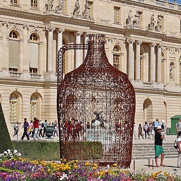 Um garrafão feito por Joana Vasconcelos