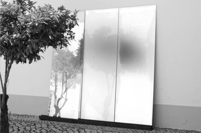 Uma obra de Carlos Nogueira: Desenhos de construção com casa e céu_Fotografia de João Carlos Simões